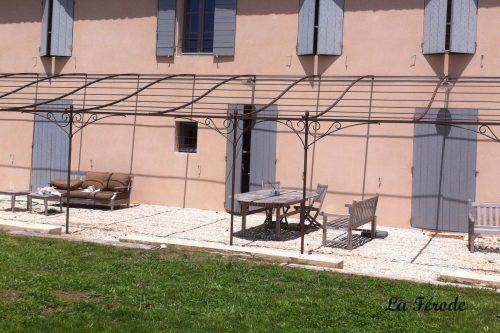 Pergola fer forgé sur mesure pour terrasse de grande longueur à Venelles