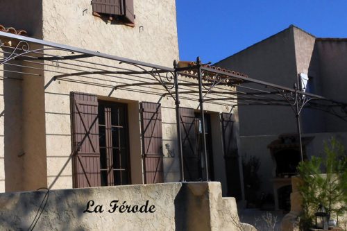 Pergola sur mesure pour terrasse non alignée avec décroché maison