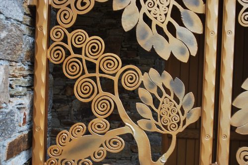 Grille de porte en fer forgé sur mesure « arbre de vie » (1/2)