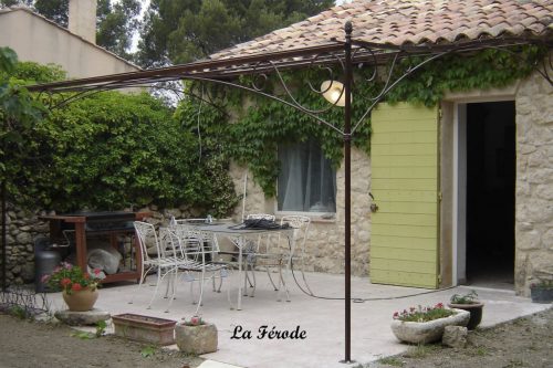 Pergola sur mesure en fer forgé modèle Olive avec volutes forgées bouches du Rhône