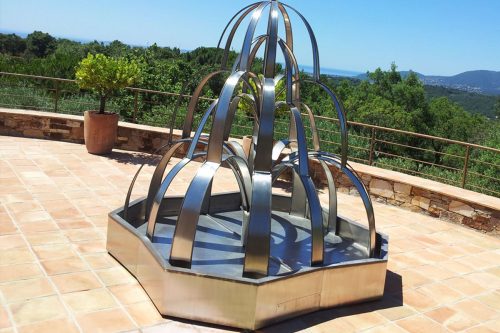Fontaine en inox sur-mesure style art deco à la Edgar Brandt installée à Gassin dans le Var