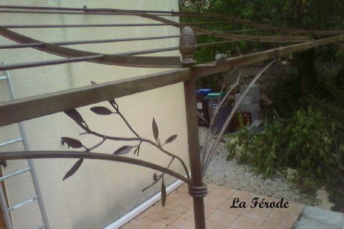Pergolas sur mesure forme vague décor raisin en fer forgé et avec 3 poteaux à Fos sur Mer