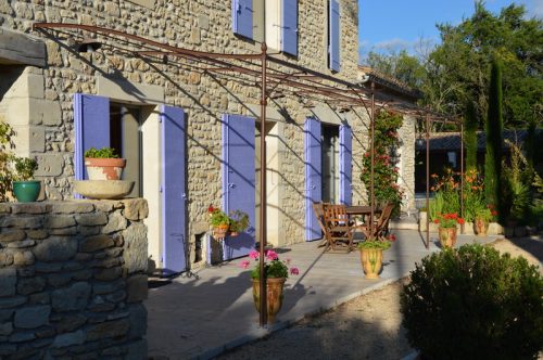 Pergola provençale grande terrasse à Uzes