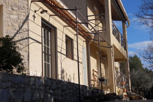 Pergola fer forgé en vague décor arc 3 poteaux longueur différente à Eygaliers chez Fontaine du Pommier