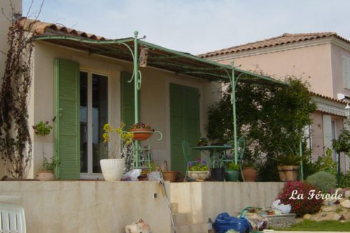 Pergola sur mesure en fer forgé modèle Chateau Gombert (décor arc) prête à monter installée à Marseille