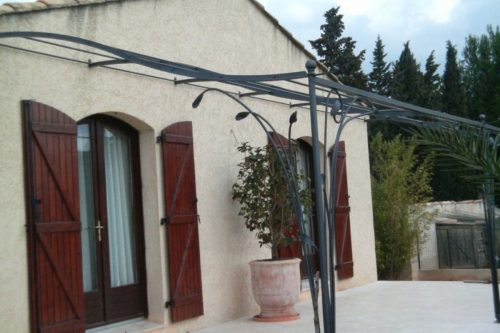 Pergola sur mesure en vague modèle Feuillu livrée prête à monter à Marseille