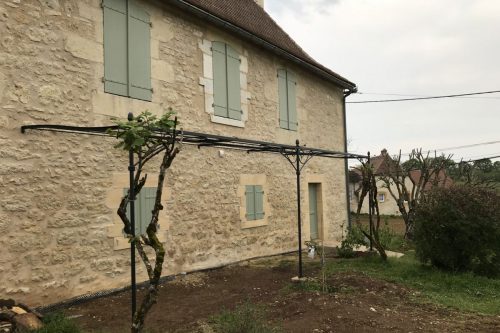 Pergola en fer forgé sur mesure en vague 3 poteaux installée à Hautefort en Dordogne