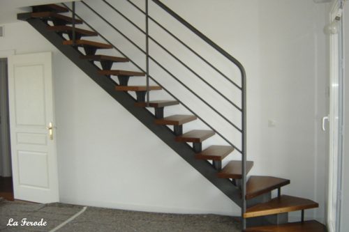 Escalier droit métallique intérieur avec marches en bois Marseille