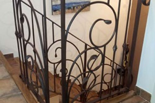 Rampe en fer forgé style art déco installée dans les Alpes de Haute Provence