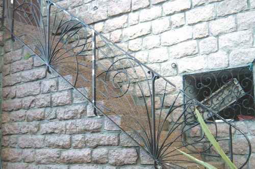 Rampe escalier en fer forgé sur mesure jonc installé à Porto Ota en Corse