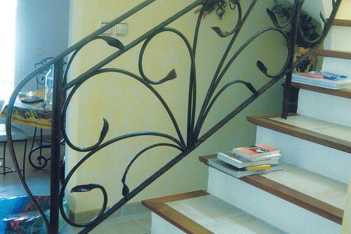 Rampe d’escalier en fer forgé sur mesure Feuillu installé à Pélissane