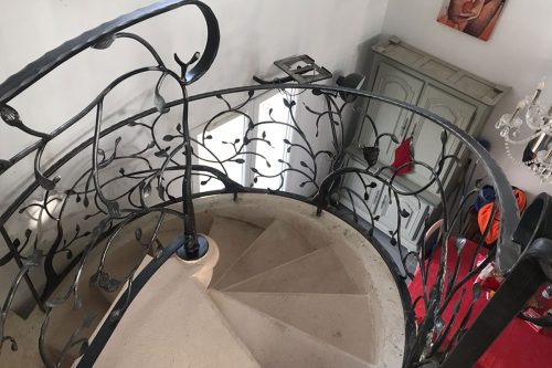 Rampe escalier colimaçon en fer forgé sur mesure décor feuille arbre installée dans l’aube près de Troyes