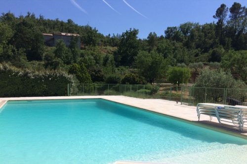 Garde-corps piscine en fer forgé avec portillon serrure sécurité piscine installé à Bras dans le Var.