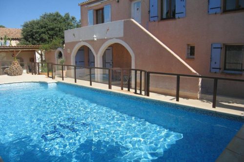 Garde corps vitré de protection piscine réglementaire sur mesure à Aureille