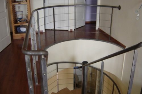 Garde-corps moderne en fer ou en inox sur mesure pour mezzanine balcon terrasse ou palier à Istres