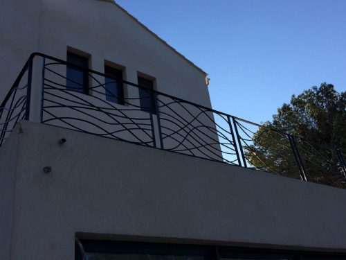 Garde-corps de terrasse modèle vague installé à Istres (13)