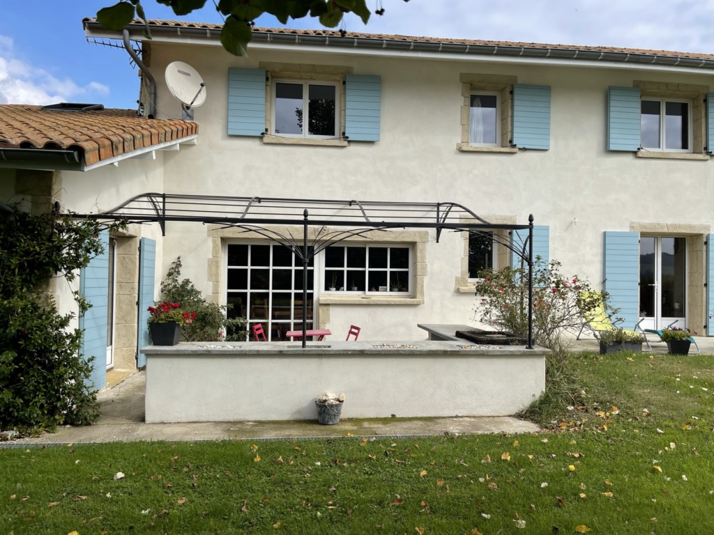 Pergola fer forgé sur mesure avec poteaux sur muret en Rhône Alpes