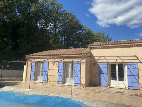 Pergola sur mesure en fer forgé pour grande terrasse dans le Gard