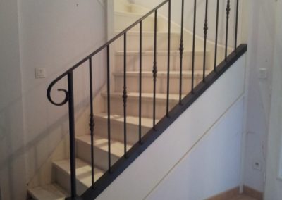 Rampe et garde-corps en fer forgé adapté sur escalier bois à Mallemort