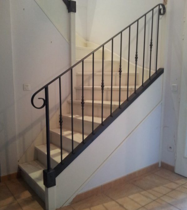 Rampe et garde-corps en fer forgé adapté sur escalier bois à Mallemort