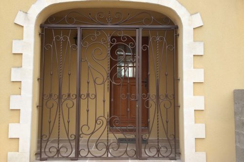 Pose d’une grille en fer forgé, avec serrure 3 points, pour porte d’entrée, à Istres (13)
