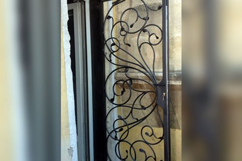 Grille de sécurité en fer forgé style art déco avec serrure 3 points, pour porte d’entrée, à St-Chamas (13)