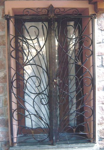 Grille de sécurité en fer forgé pour porte d’entrée ou porte fenêtre à Marseille