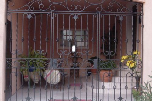 Grille de porte en fer forgé sur mesure avec serrure 3 points à l’Isle sur la Sorgue