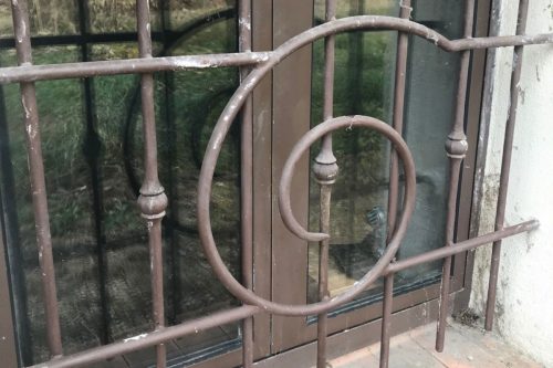 Grille de défense fenêtre barreau + volute forgée l’Isle-sur-la-Sorgue (84)