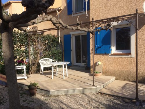 Pergola en fer forgé sur mesure forme vague avec décor feuilles olivier prête à monter