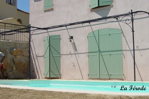 Pergola sur mesure modèle olive décor volutes forgées avec poteaux décalés