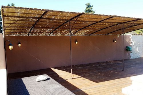 pergola en fer forgé sur mesure pour terrasse piscine installée à Caumont
