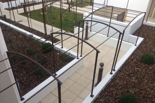 Pergola treille en voûte sur mesure grande longueur en fer forgé