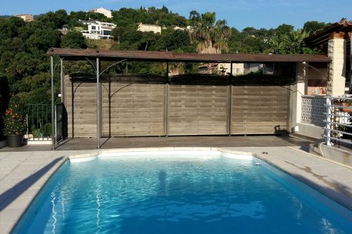pergola sous forme de voûte grande longueur 2 poteaux devant piscine