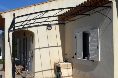 Pergola en fer forgé sur mesure forme voûte 2 poteaux décor poutre volutes