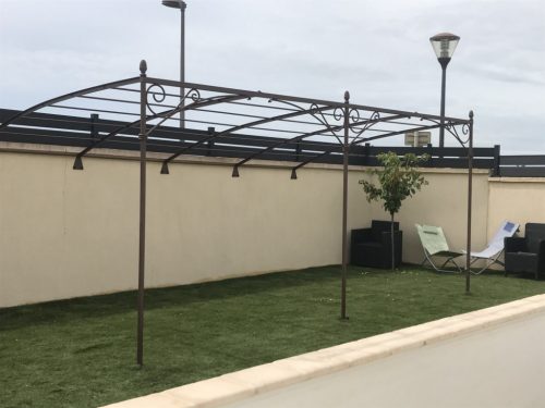 Fabrication d’une pergola adossée pour terrasse piscine à Fos-sur-Mer (13)