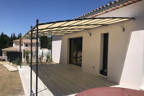 Pergola fer forgé sur mesure double poteau cintrée grande portée avec bâche SOLTIS W96 à Vernègues