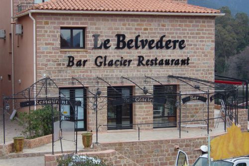 Exemple de pergola sur mesure en fer forgé pour commerces et hôtels restaurants en Corse Porto Otta