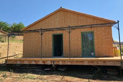 Pergola fer forgé pour terrasse bois à Bévons dans les Alpes de Haute Provence