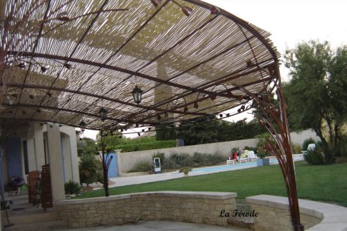 Pergola sur mesure adossée Olive pour terrasse arrondie décor tulipe 2 poteaux