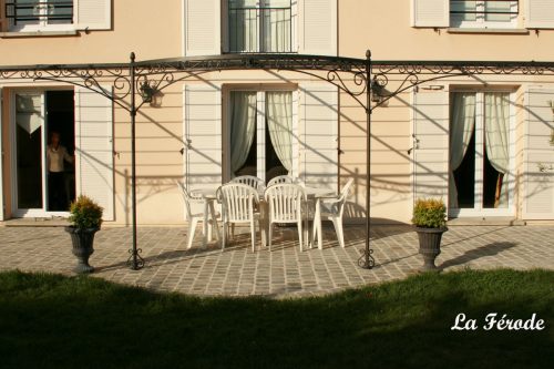 Pergolas sur mesure en fer forgé adossée style olive décor poutres volutes avec forme demi cercle