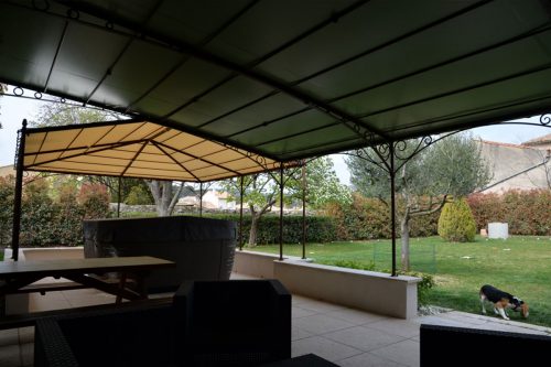 Pergola en fer forgé sur mesure pour grande terrasse avec bâche Eyguières