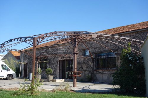 Gloriette ou kiosque fer forgé pour salle de réception installée à Istres à Salle de l’Espillier