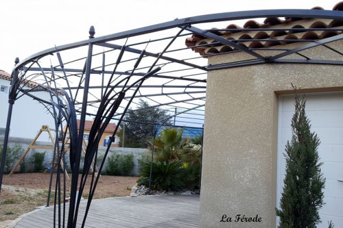 Pergola pour terrasse demi cercle avec décor joncs et feuilles
