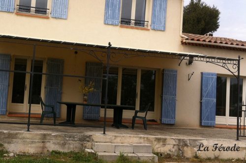 Pergola fer forgé sur mesure décor cercles + volutes forgées avec bâche microaérée à Aix