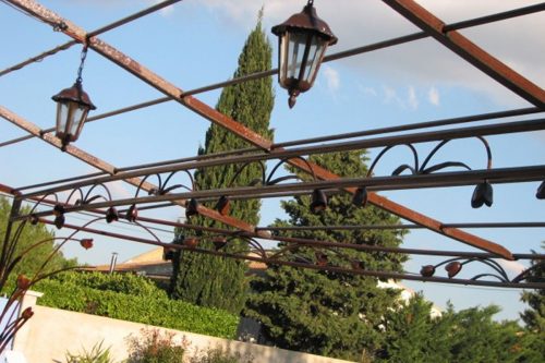 Détail décor poutre tulipe pergola arrondie sur mesure en fer forgé pour terrasse