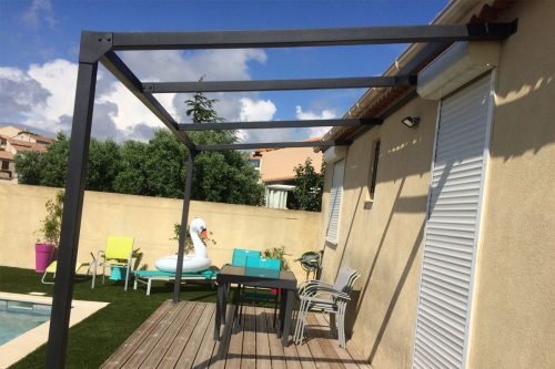 Pergola contemporaine en tube sur mesure à Sausset les Pins
