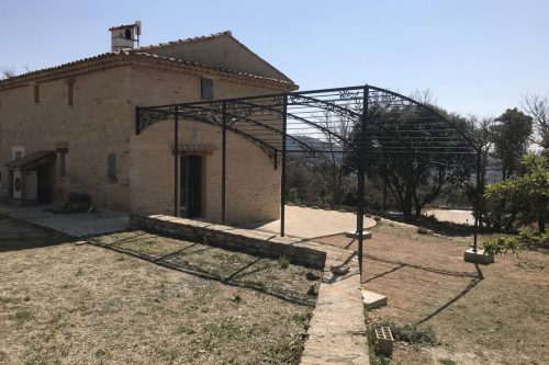 Tonnelle en fer forgé pour gite Le Refuge des Cigales à St Saturnin les Apt