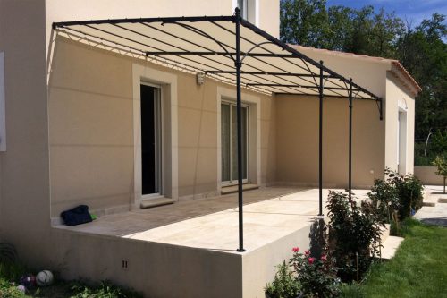 Pergola en fer forgé en pente faite sur mesure avec bâche à Istres