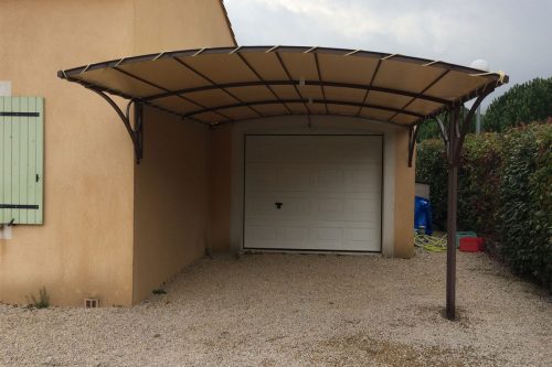 Abri voiture sur mesure en fer forgé double poteau à Arles